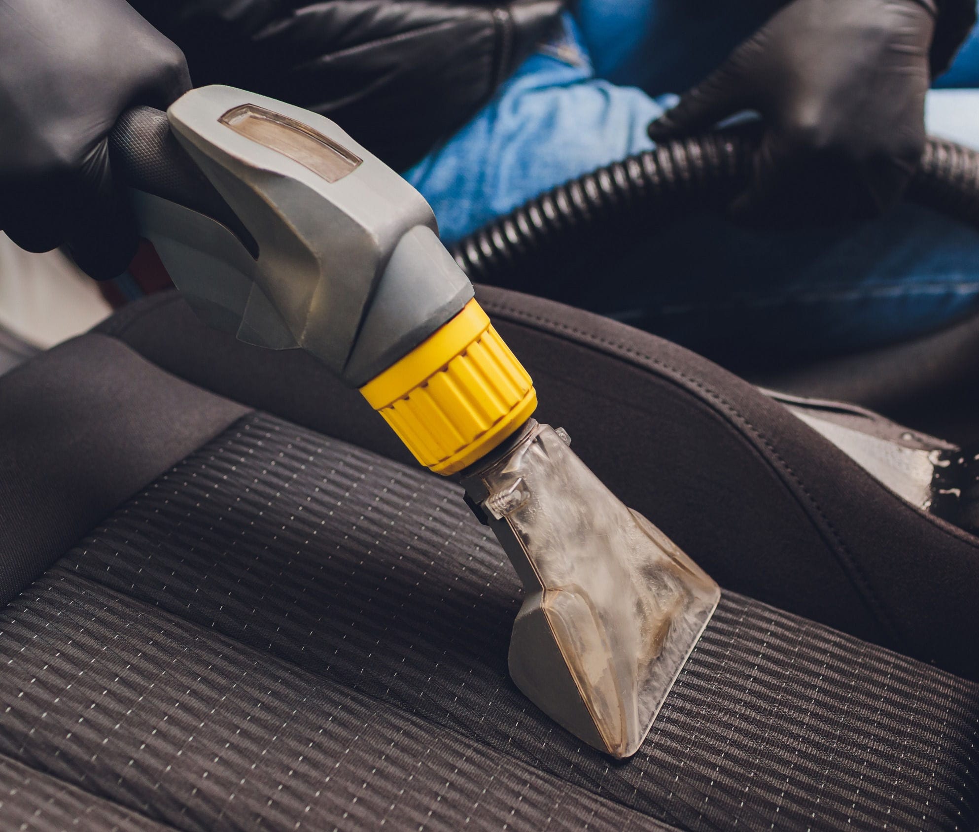 Clean'Ride - Rénovation esthétique & nettoyage automobile Nettoyage professionnel des sièges auto tapis et moquette par injection extraction en cours - Clean'Ride Hérault