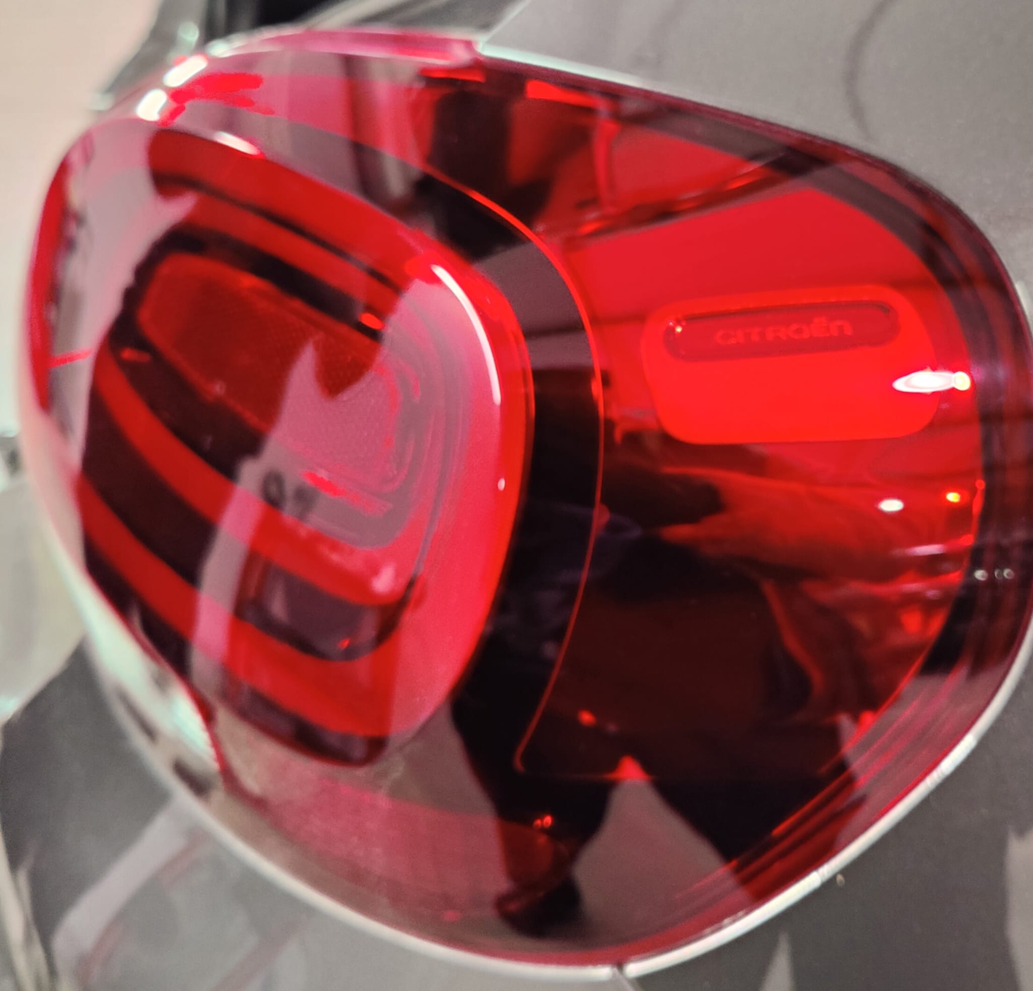 Résultat polissage de feu arrière, suppression des micro-rayures et brillance - Clean'Ride Hérault