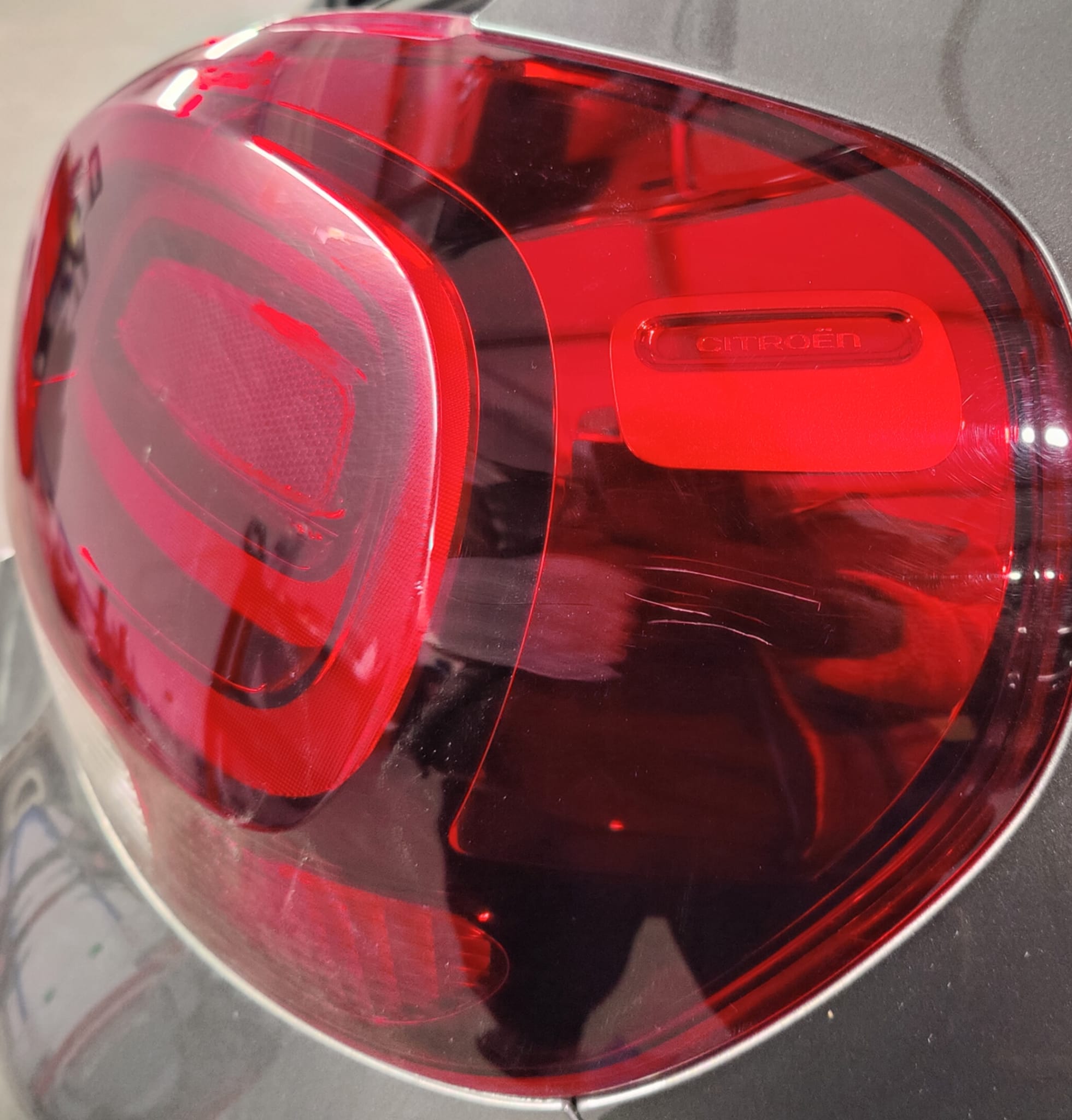 Clean'Ride - Rénovation esthétique & nettoyage automobile Élimination de micro-rayures sur feu arrière de voiture avant polissage - Clean'Ride Hérault