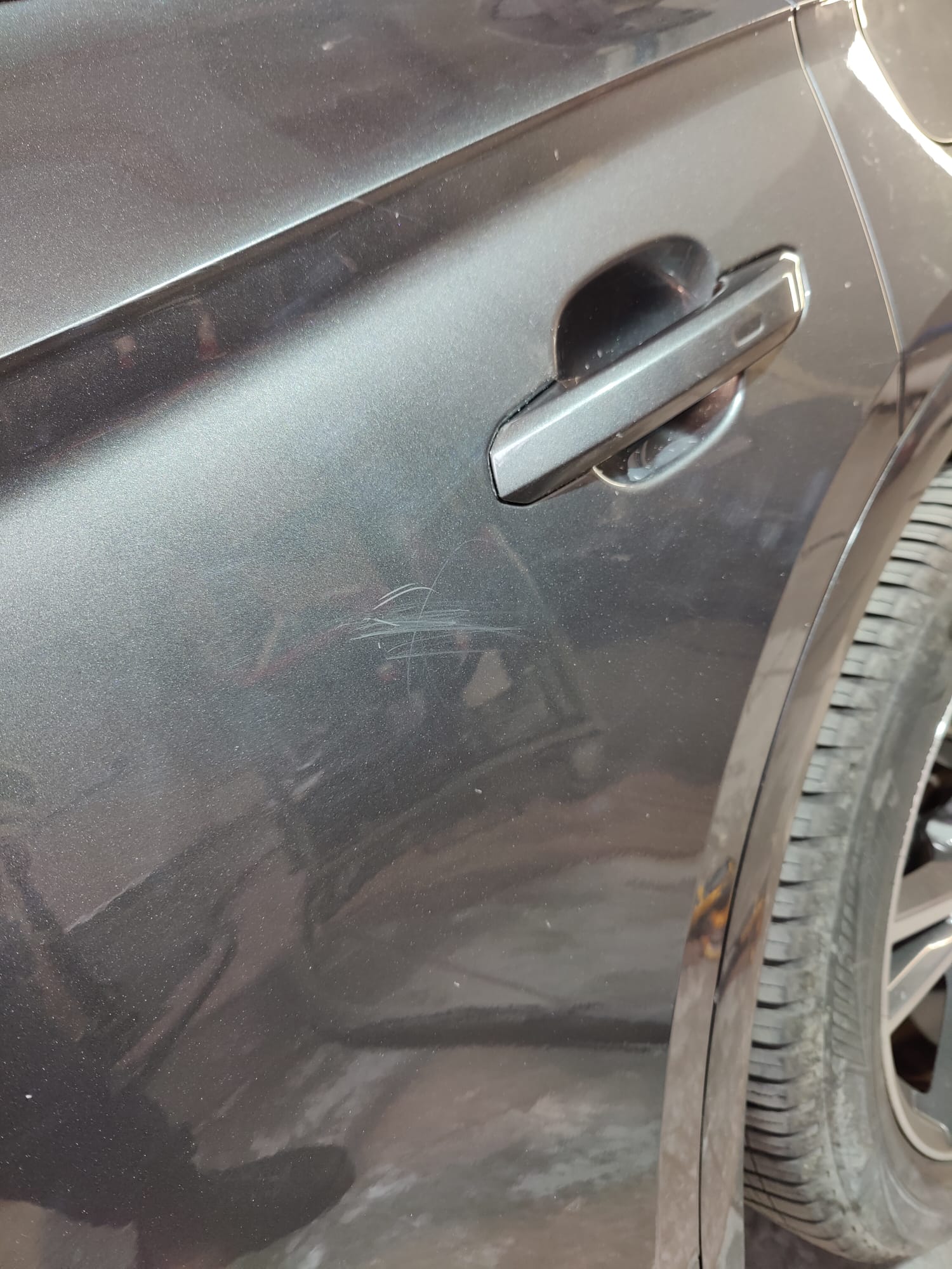 Clean'Ride - Rénovation esthétique & nettoyage automobile Rayures et griffures profondes sur porte de voiture avant polissage correctif - Clean'Ride Hérault