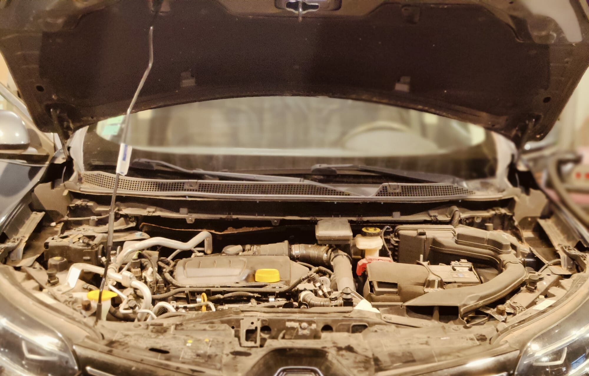 Clean'Ride - Rénovation esthétique & nettoyage automobile Nettoyage moteur voiture très sale et poussiéreux avant dégraissage complet - Clean'Ride Hérault