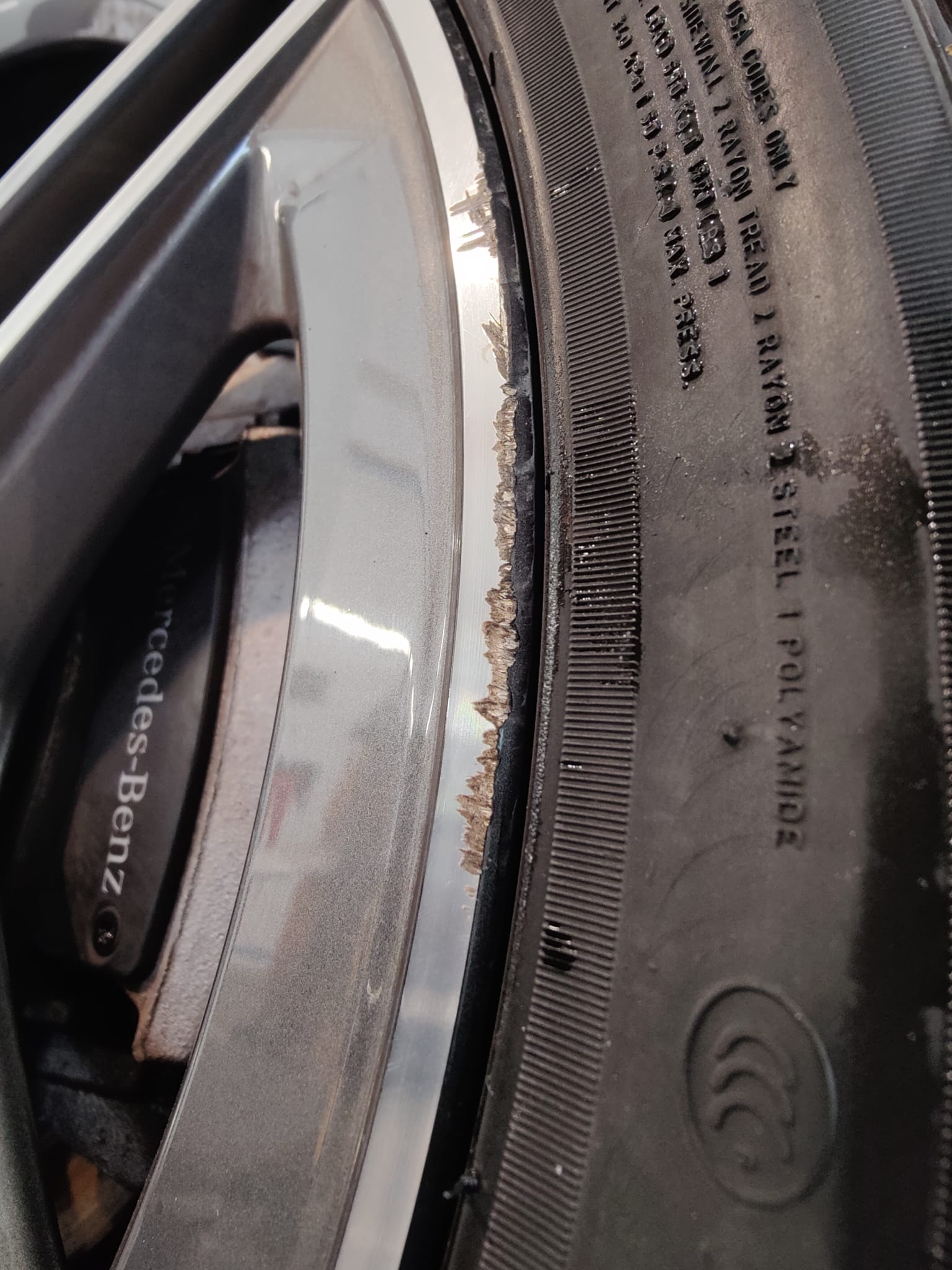 Clean'Ride - Rénovation esthétique & nettoyage automobile Jante rayée par un frottement de trottoir avant rénovation - Clean'Ride Hérault