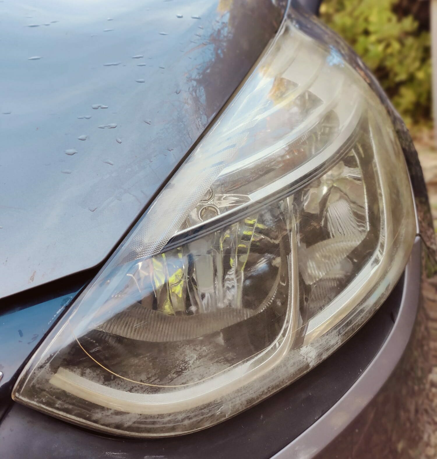 Clean'Ride - Rénovation esthétique & nettoyage automobile Optique de phare avant jauni, terne et rayé avant rénovation complète - Clean'Ride Hérault