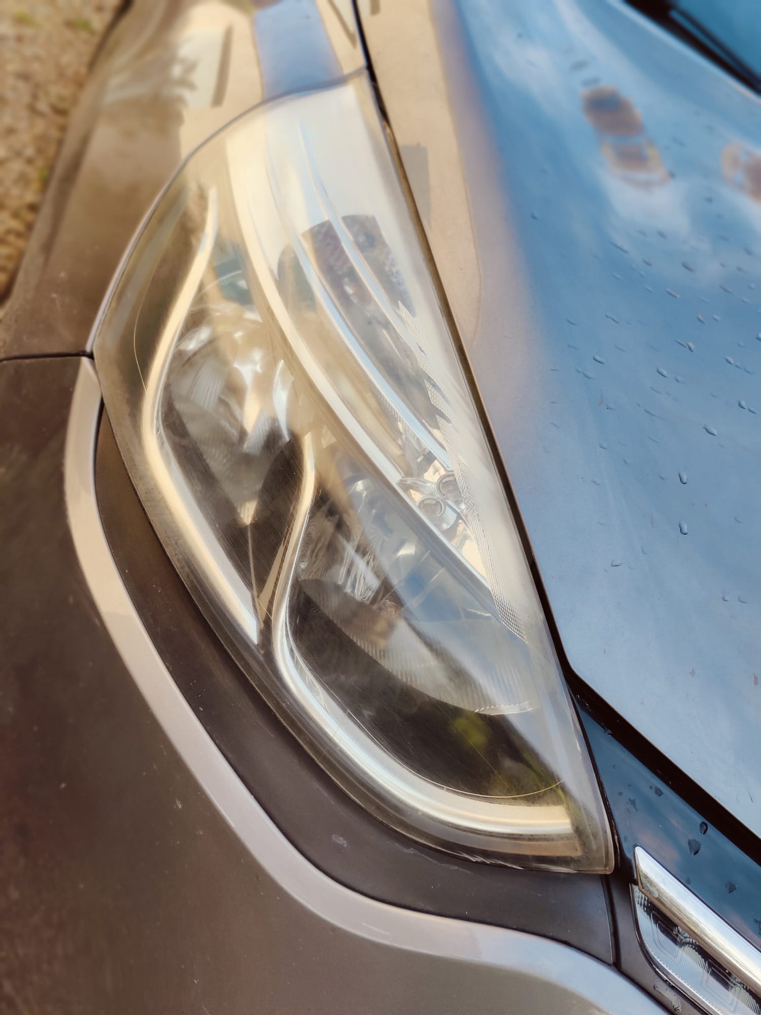Clean'Ride - Rénovation esthétique & nettoyage automobile Optique de phare avant jauni, terne et rayé avant rénovation complète - Clean'Ride Hérault