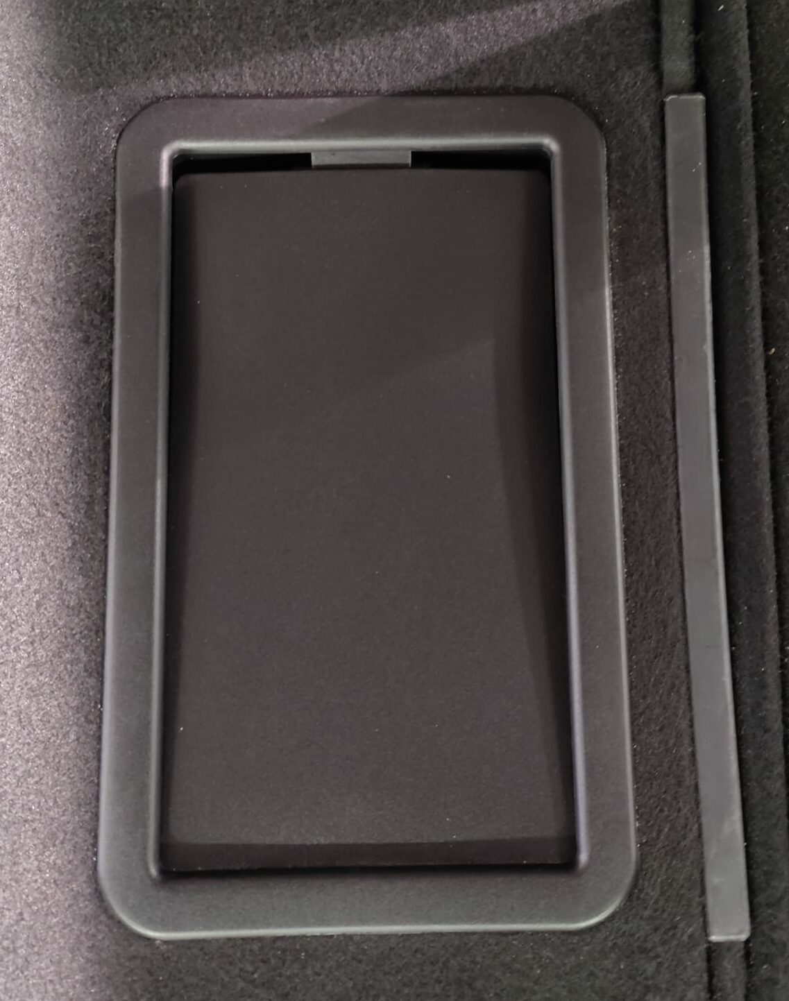 Résultat rénovation plastique intérieur sur trappe à skis de voiture - Clean'Ride Hérault