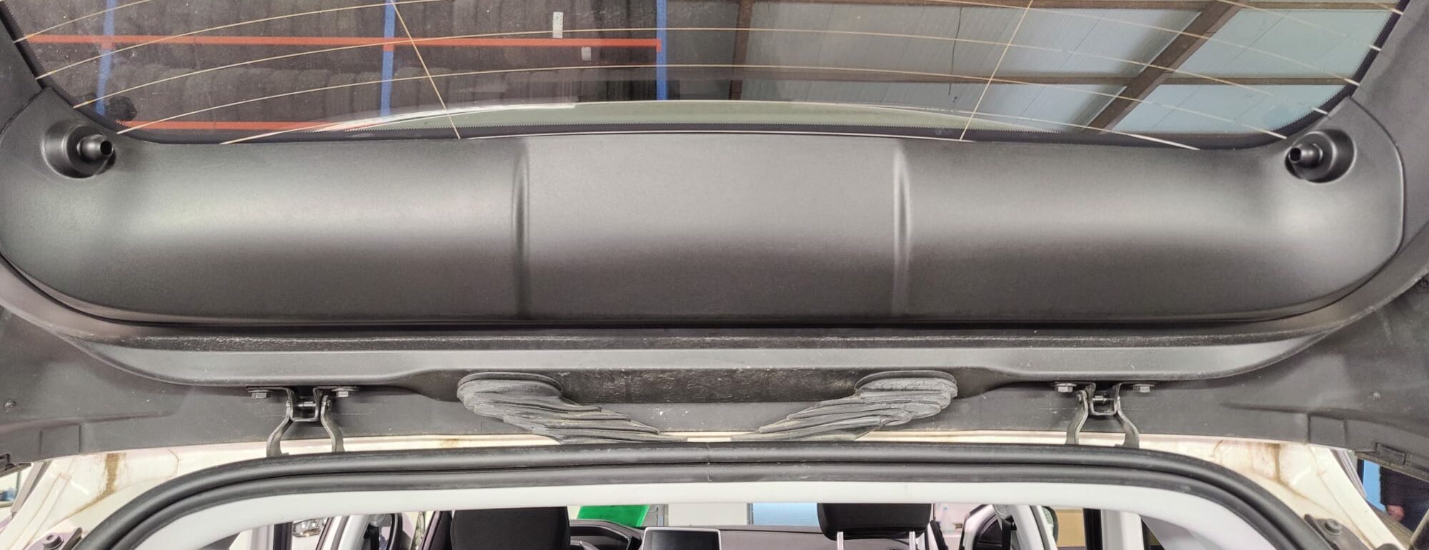 Résultat après rénovation du plastique intérieur de lunette arrière, aspect neuf - Clean'Ride Hérault