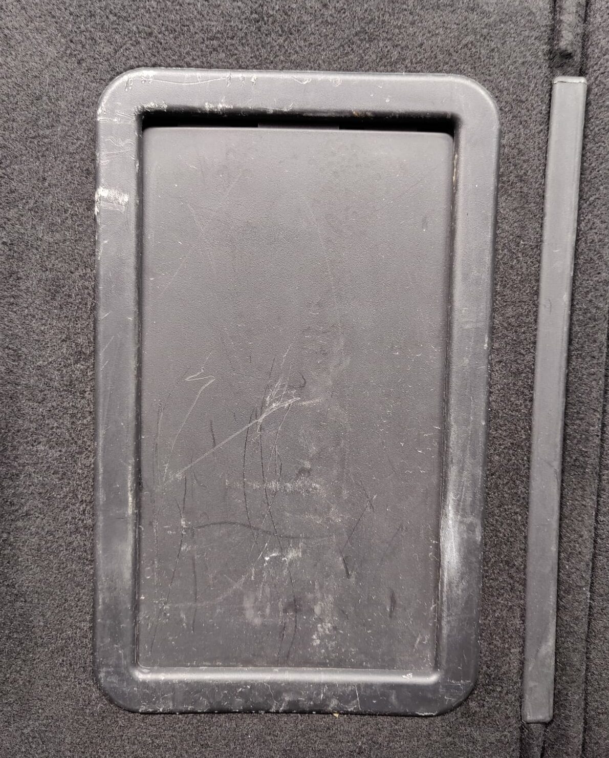 Clean'Ride - Rénovation esthétique & nettoyage automobile Plastique de trappe à skis abîmé et rayé avant rénovation intérieure - Clean'Ride Hérault