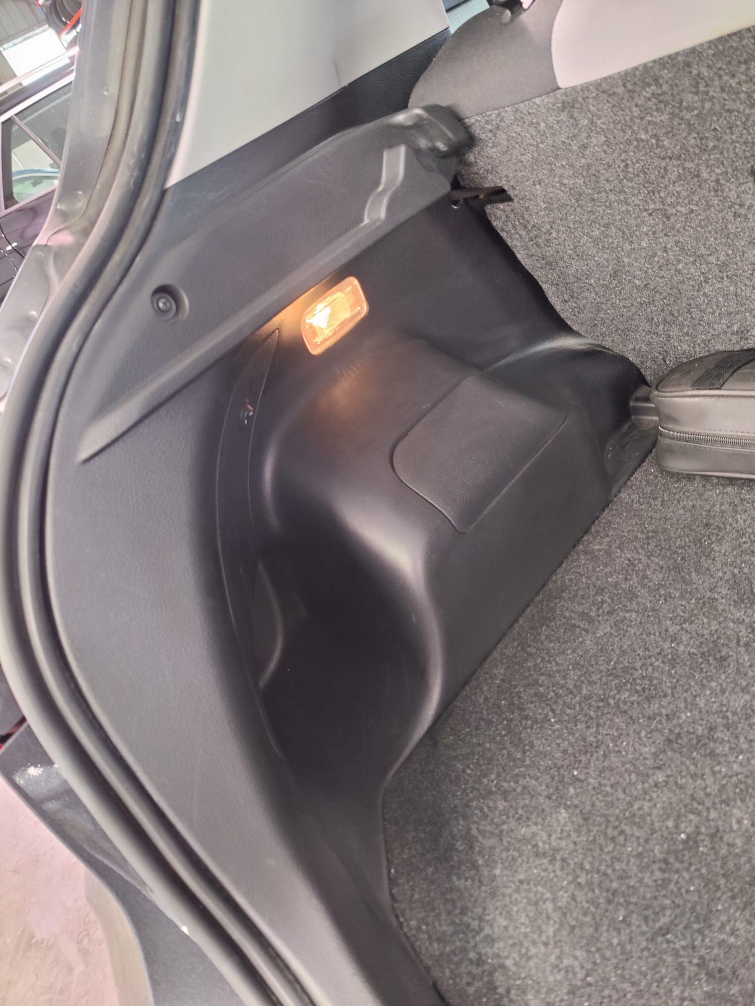 Résultat après rénovation des plastiques de coffre, aspect neuf retrouvé - Clean'Ride Hérault