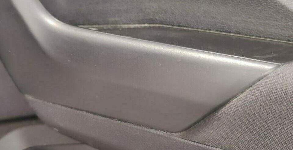 Résultat final rénovation plastique intérieur sur poignée de porte de voiture - Clean'Ride Hérault