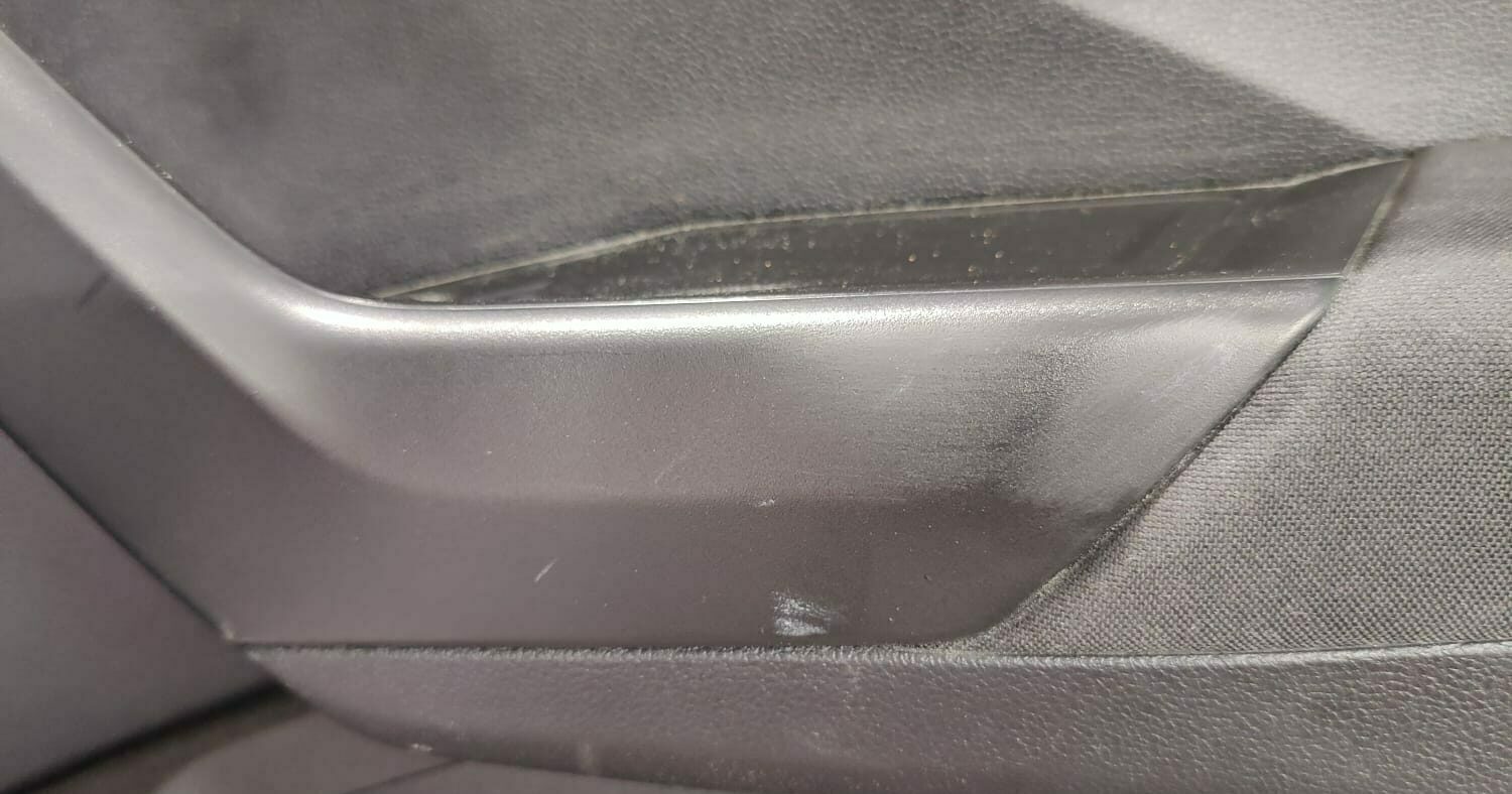 Clean'Ride - Rénovation esthétique & nettoyage automobile Plastique de poignée de porte intérieure terni et usé avant rénovation - Clean'Ride Hérault