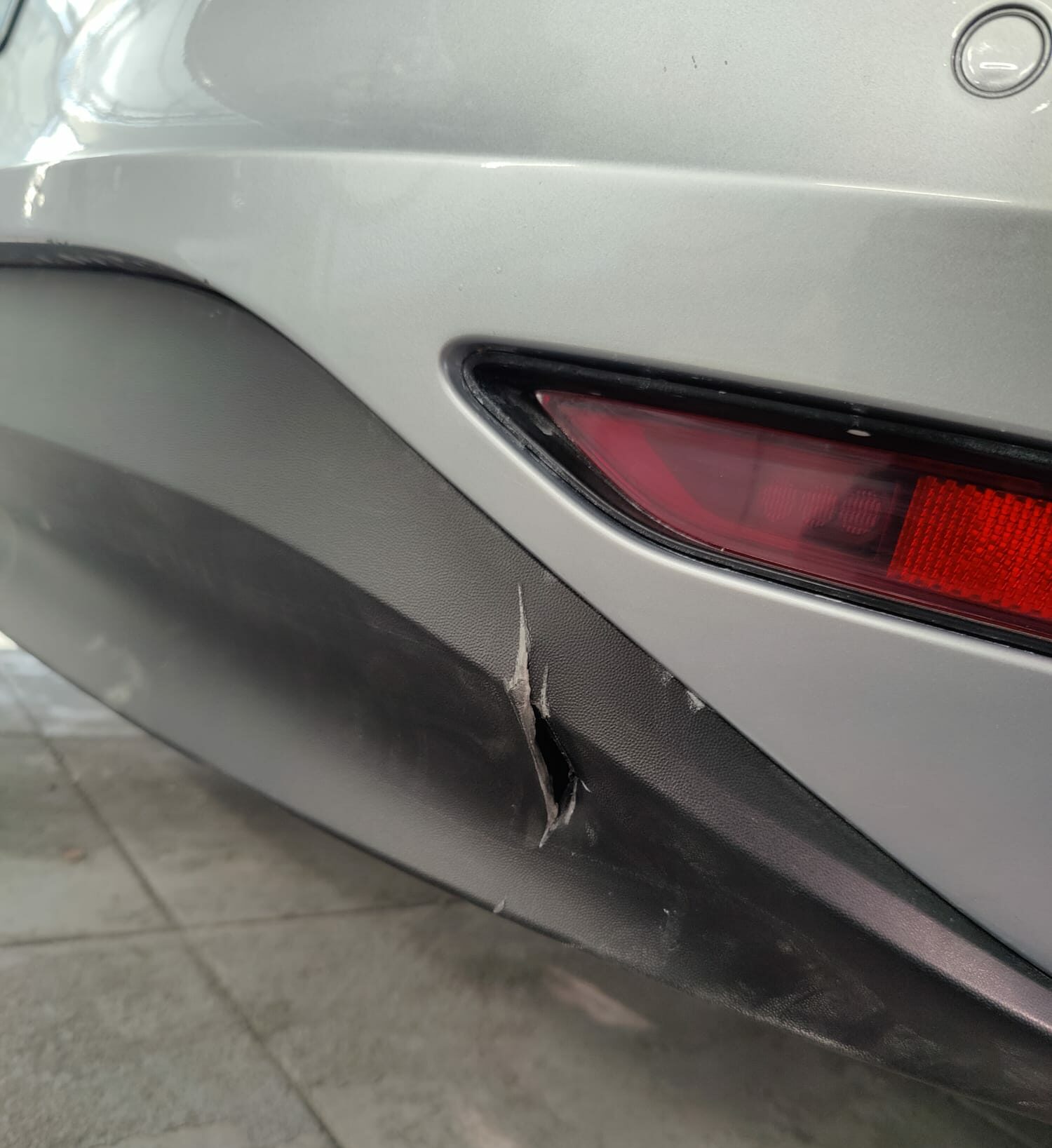 Clean'Ride - Rénovation esthétique & nettoyage automobile Soudure plastique sur pare-chocs fendu avant réparation et peinture - Clean'Ride Hérault