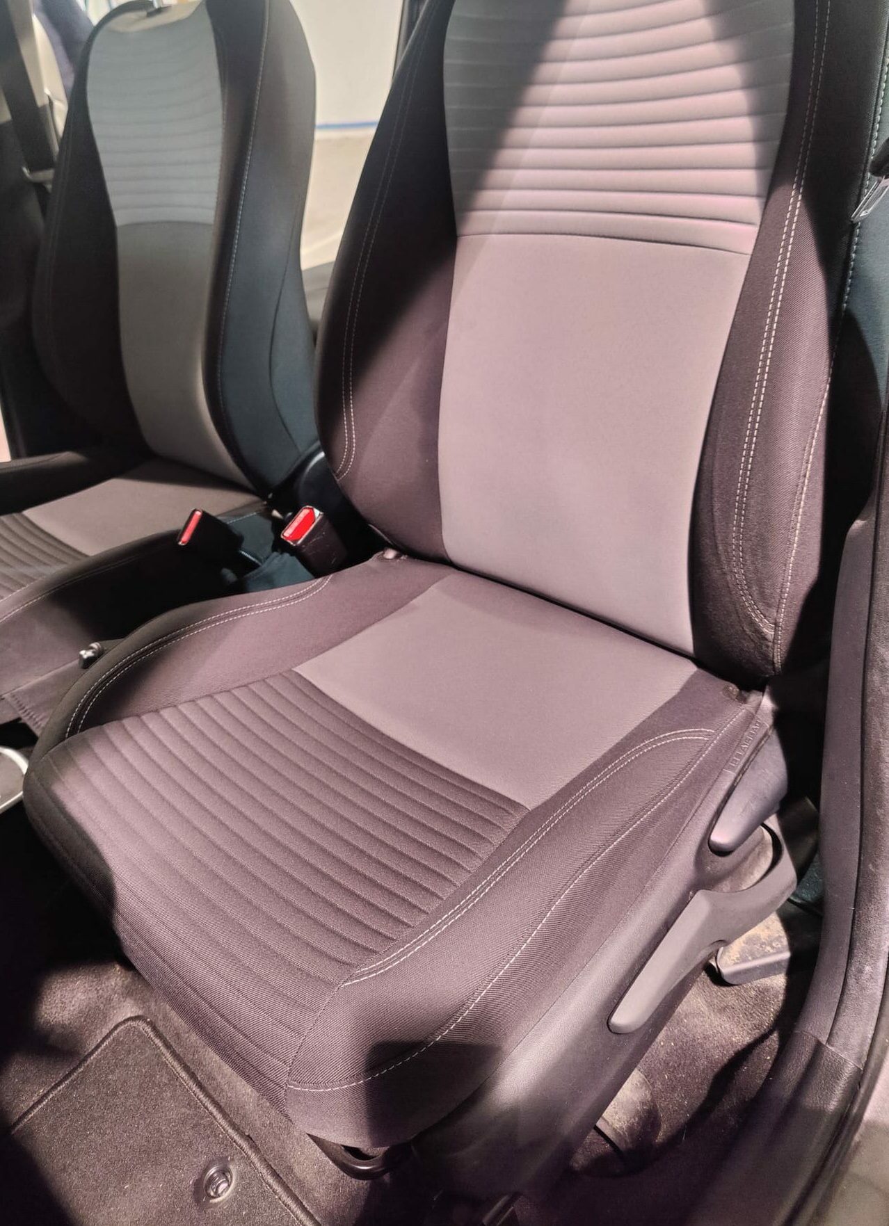 Résultat après shampouinage et extraction des taches sur siège conducteur en tissu - Clean'Ride Hérault