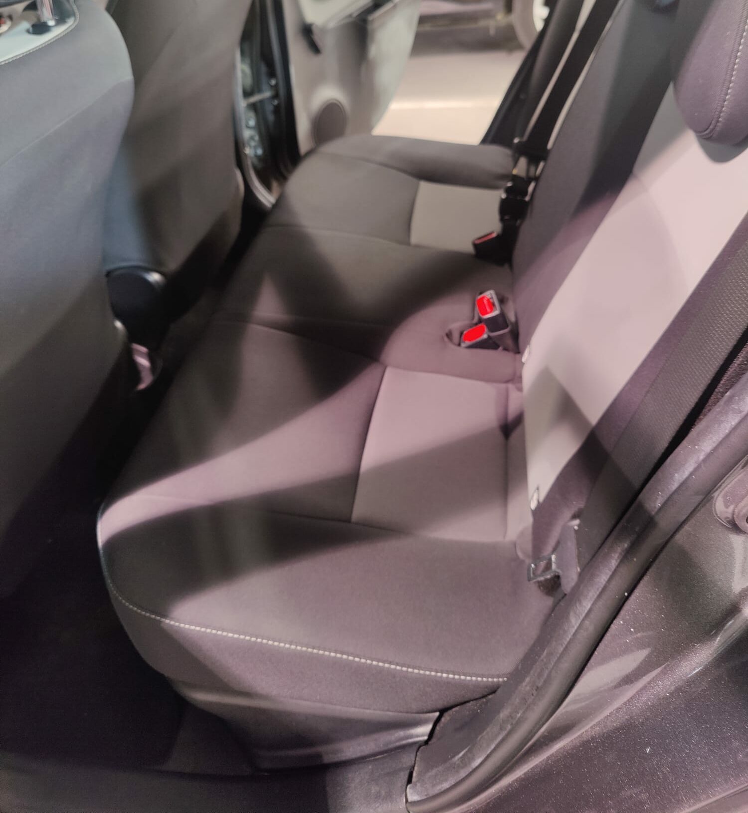 Résultat après shampouinage et extraction des taches sur banquette arrière en tissu - Clean'Ride Hérault