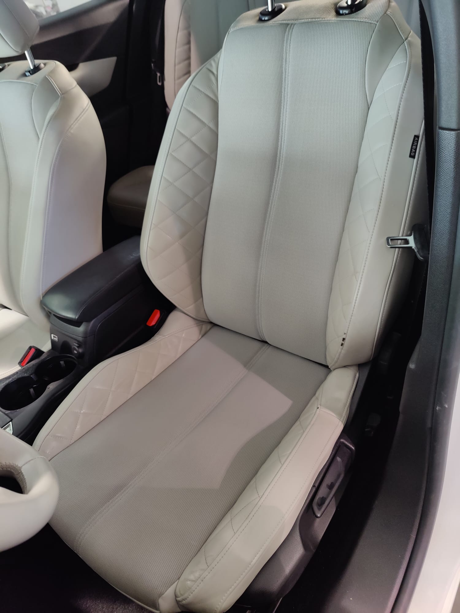 Résultat après shampouinage et extraction des taches sur siège conducteur en tissu - Clean'Ride Hérault