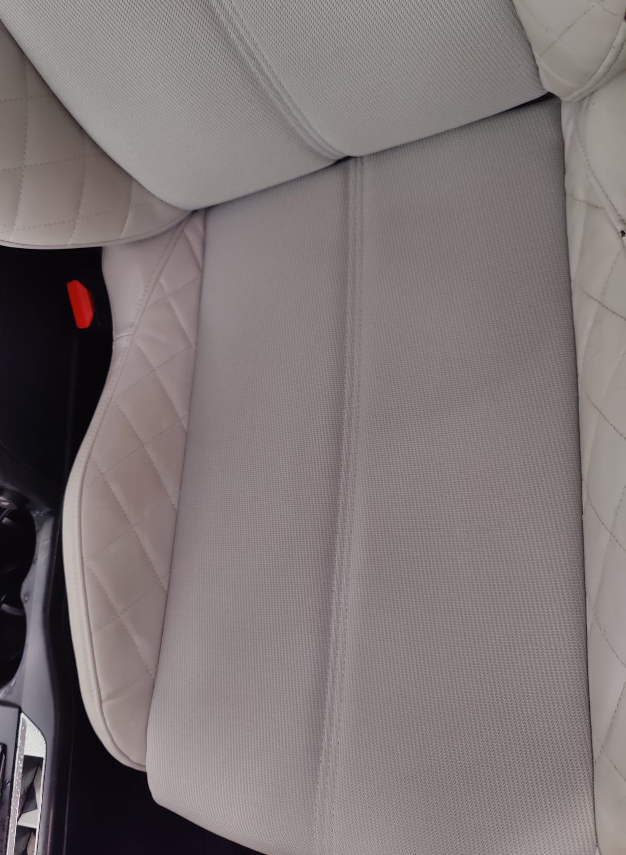 Résultat après shampouinage et extraction des taches sur siège conducteur en tissu - Clean'Ride Hérault