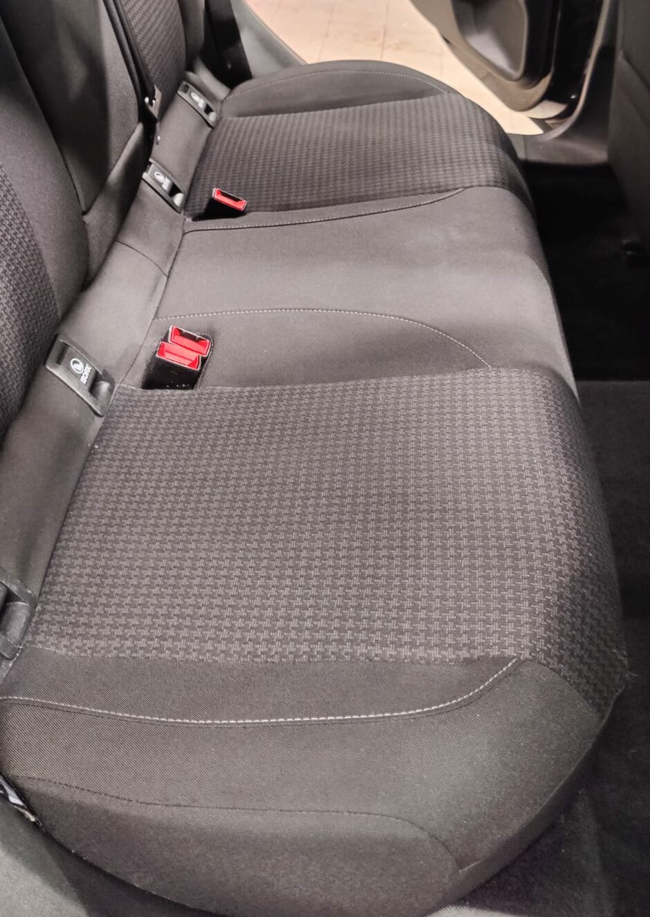 Résultat après shampouinage et extraction des taches sur banquette arrière en tissu - Clean'Ride Hérault