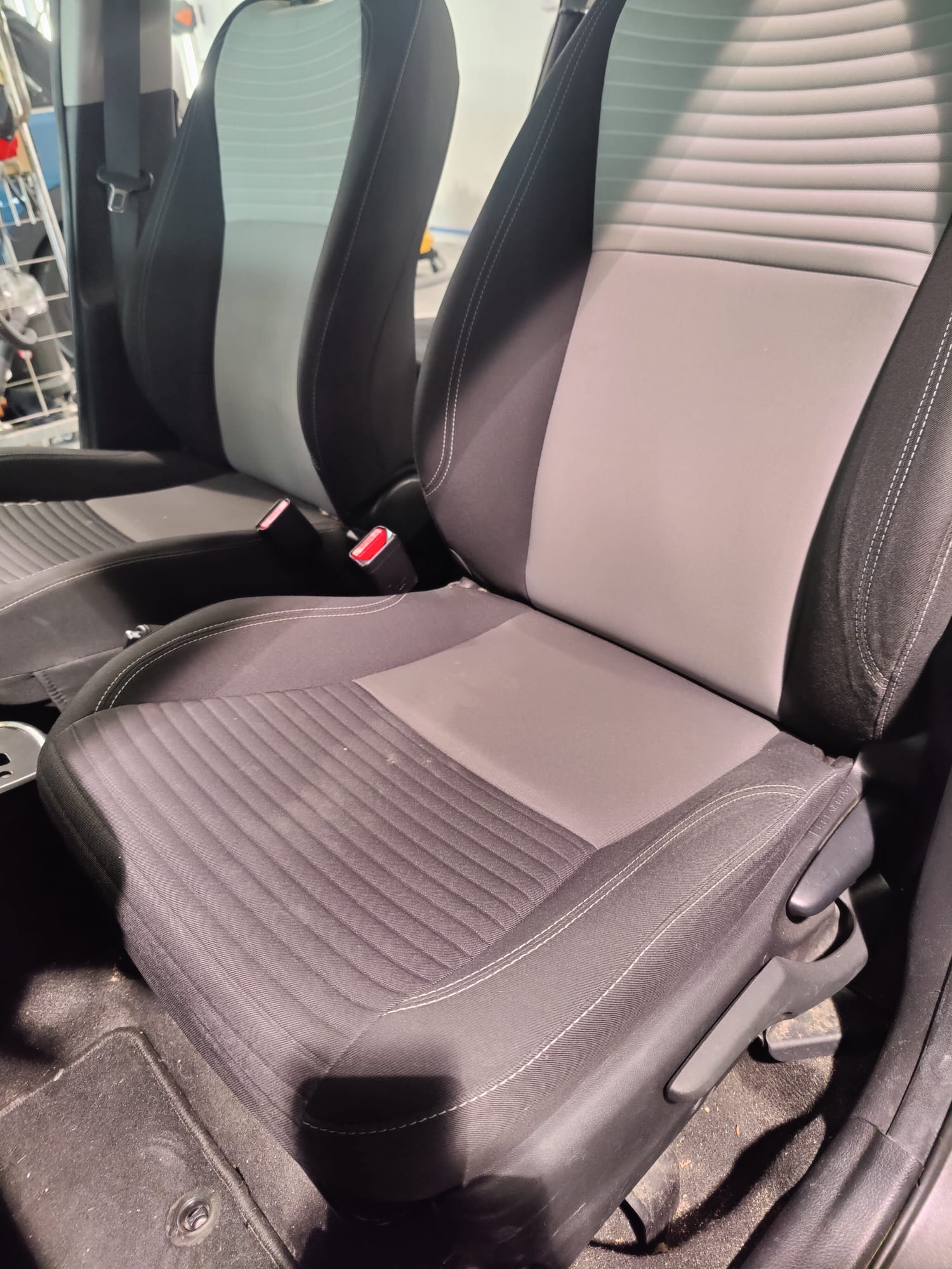 Clean'Ride - Rénovation esthétique & nettoyage automobile Siège conducteur de voiture avec taches sur tissu avant shampouinage par extraction - Clean'Ride Hérault