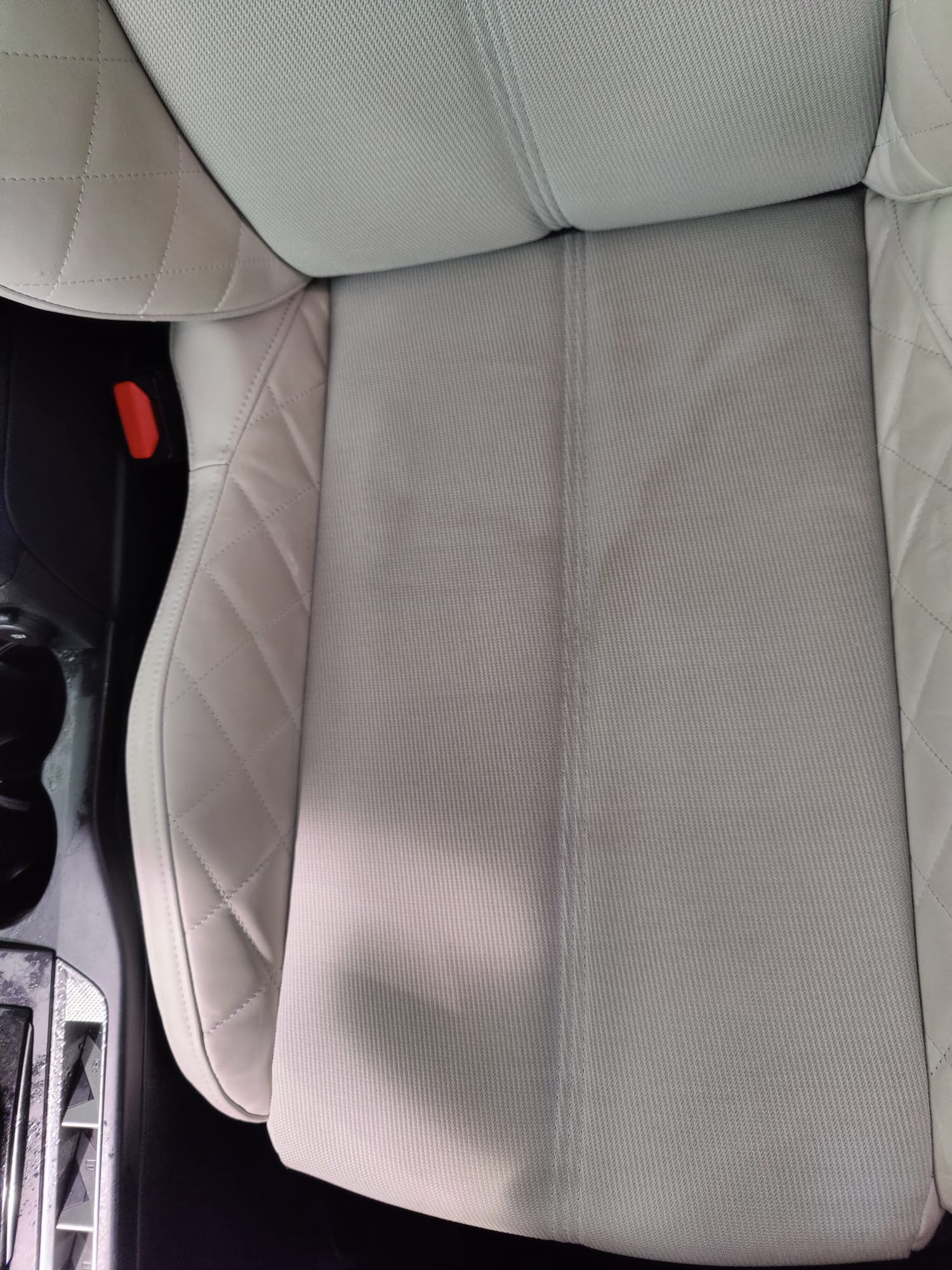 Clean'Ride - Rénovation esthétique & nettoyage automobile Siège conducteur de voiture avec taches sur tissu avant shampouinage par extraction - Clean'Ride Hérault