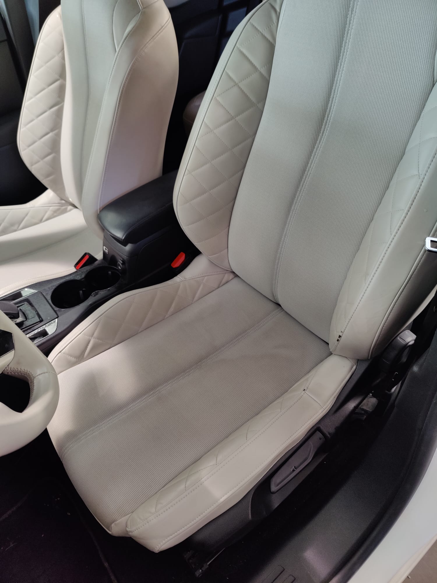 Clean'Ride - Rénovation esthétique & nettoyage automobile Siège conducteur de voiture avec taches sur tissu avant shampouinage par extraction - Clean'Ride Hérault