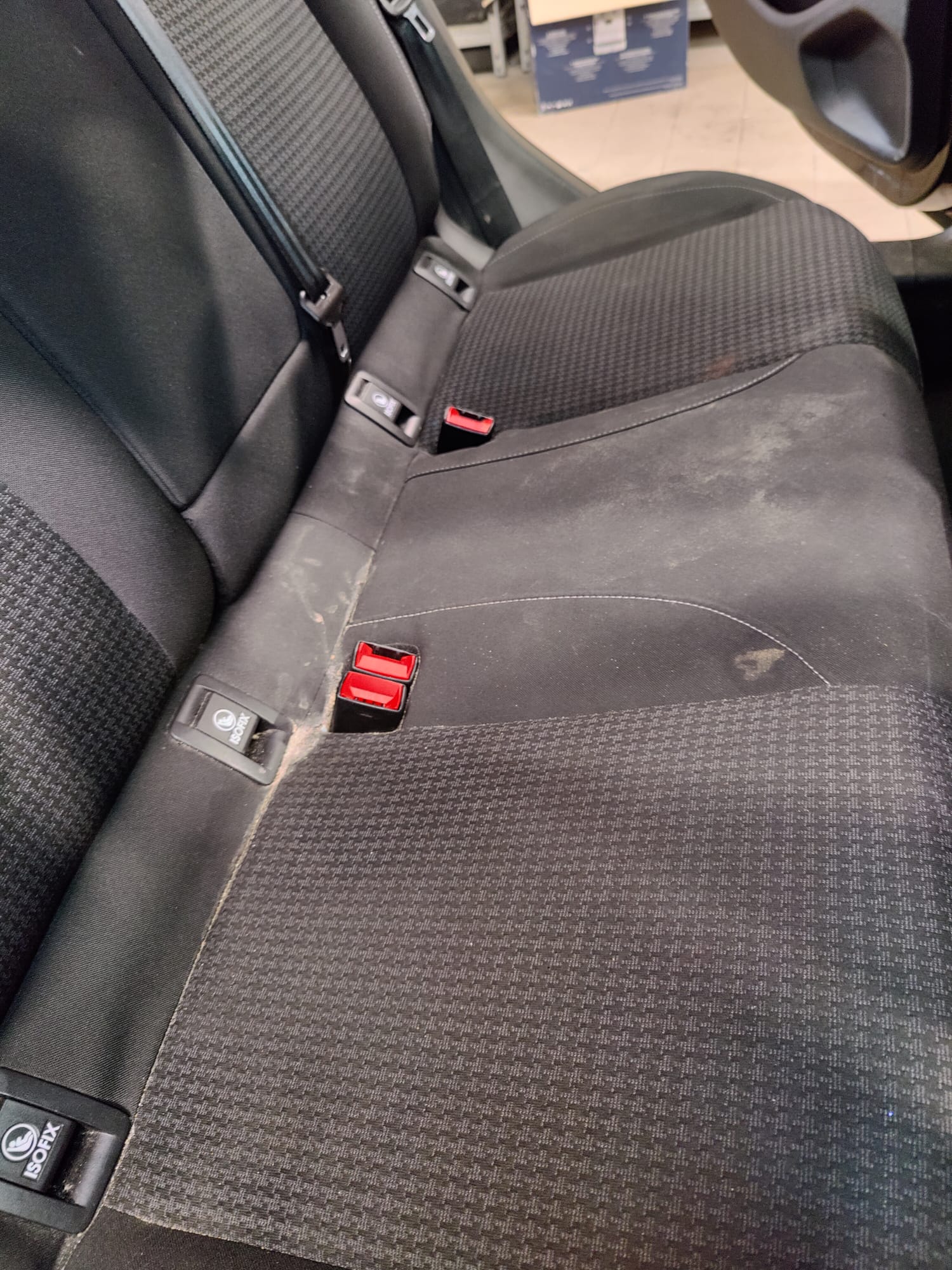 Clean'Ride - Rénovation esthétique & nettoyage automobile Banquette arrière de voiture avec taches sur tissu avant shampouinage par extraction - Clean'Ride Hérault