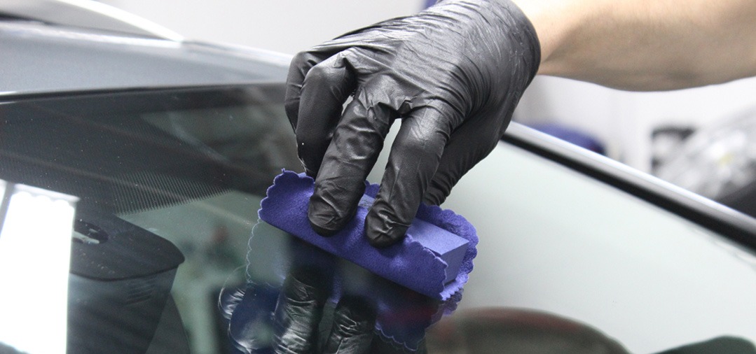 Clean'Ride - Rénovation esthétique & nettoyage automobile Application traitement hydrophobe pare-brise et vitres - Clean'Ride Detailing Hérault