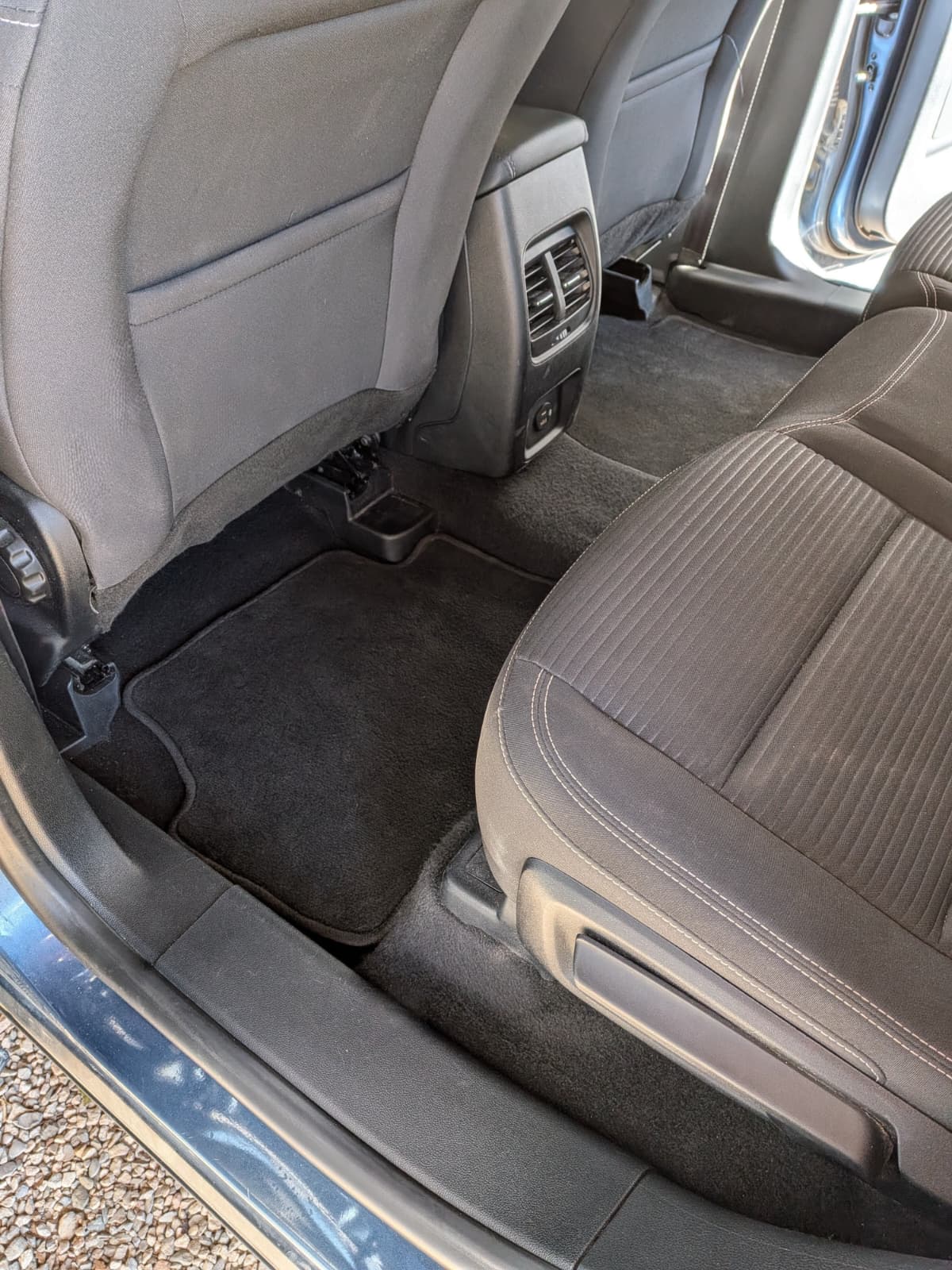 nettoyage intérieur arrière côté conducteur après