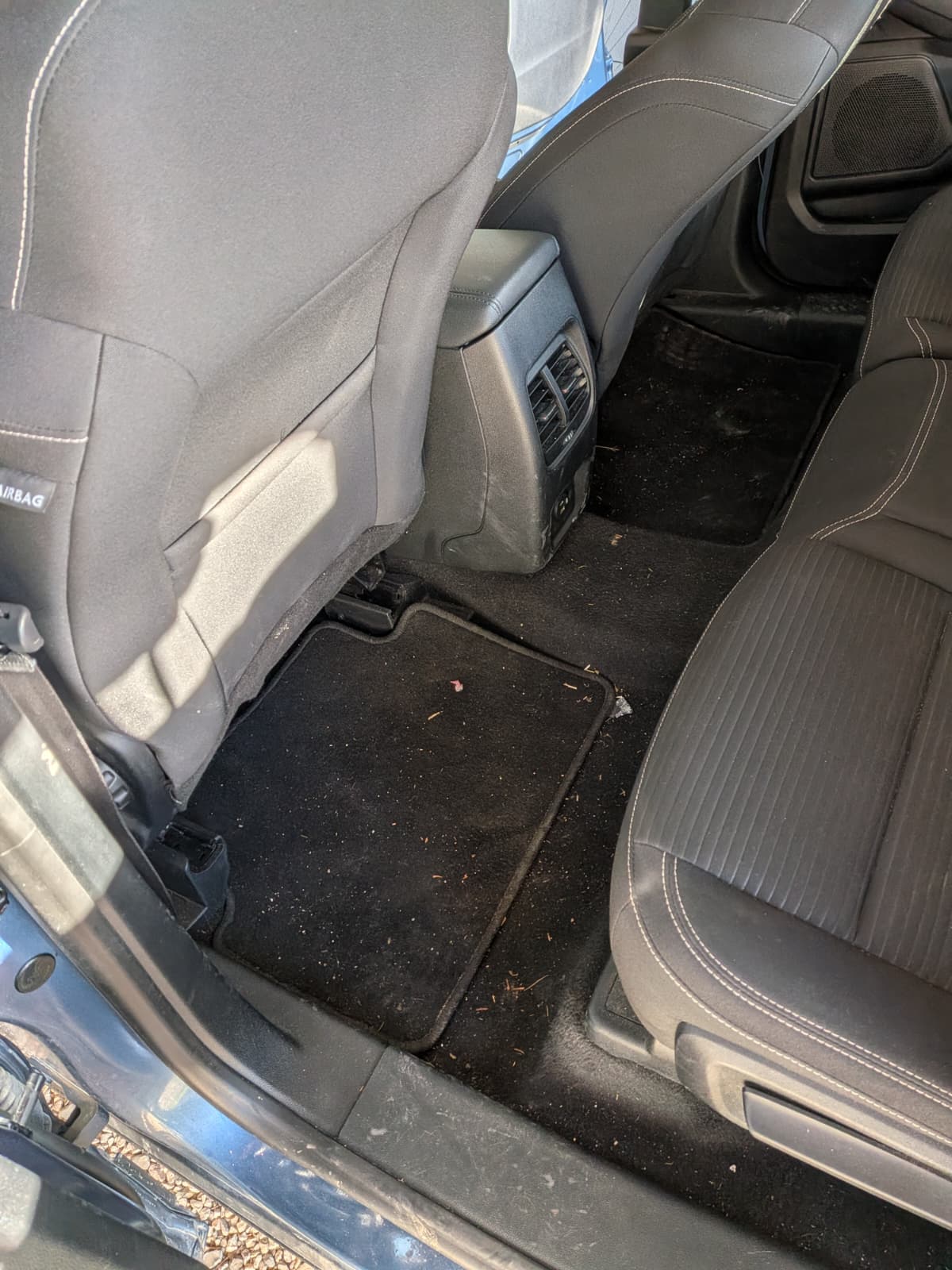 Clean'Ride - Rénovation esthétique & nettoyage automobile nettoyage intérieur arrière côté conducteur avant